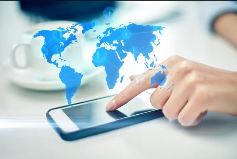 Un doigt sur l'écran d'un smartphone, réseau mondial en surimpression